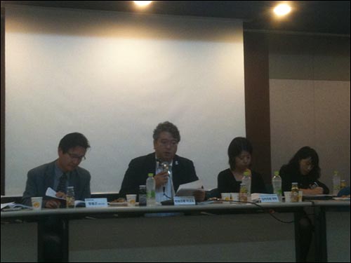 청년유니온과 함께일하는재단에서 공동주최한 토론회에서 발표하고 있는 일본 반빈곤상호부조네트워크의 가와조에상