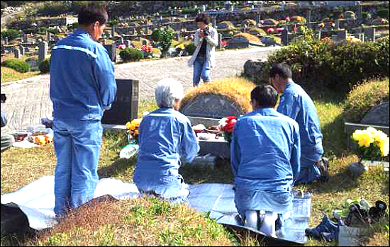  전국금속노동조합 부산양산지부 한진중공업지회 신임 지도부는 고 김주익 지회장 8주기를 맞아 15일 오전 솥발산에 있는 묘소를 참배했다.