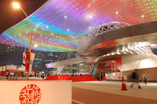 16회 부산국제영화제에 맞춰 개장한 영화제 전용관 '영화의 전당(두레라움)'의 모습. 화려한 LED지붕이 눈에 띈다. 