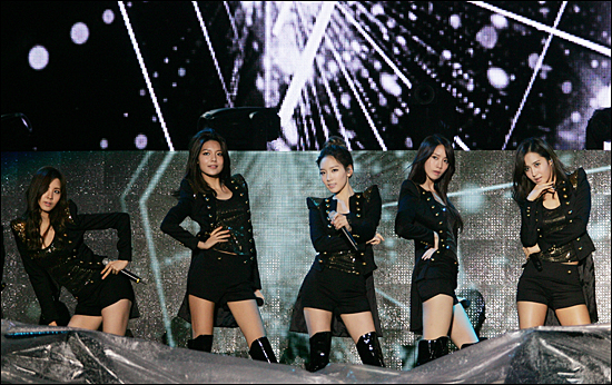 15일 저녁 대구 스타디움에서 열린 2011아시아송페스티벌에서 소녀시대가 화려한 무대를 선보이고 있다.