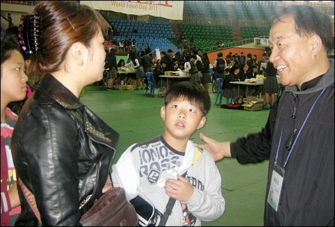 자녀를 동반하고 참여한 시민을 환영하는 백준호 위원장(우측)
