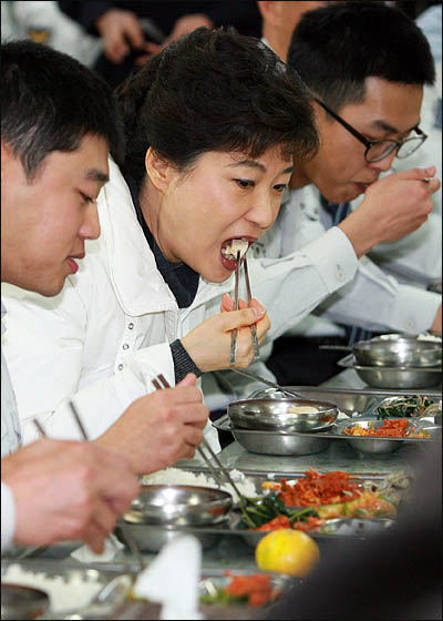 10.26 서울시장 보궐선거 지원에 나선 한나라당 박근혜 전 대표가 16일 서울 종로경찰서를 방문해 경찰들과 구내식당에서 점심식사를 하고 있다.
