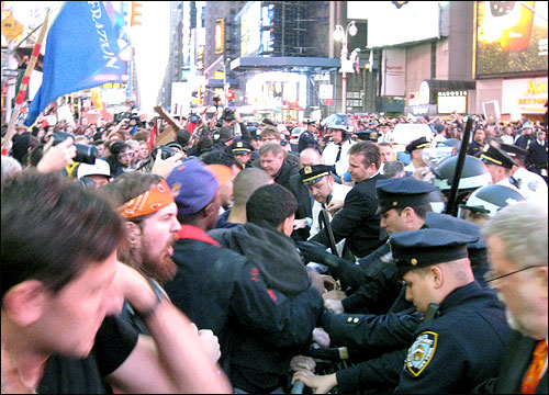 '월스트리트 점령' 시위대가 15일 오후(현지시간) 뉴욕 맨해튼 번화가인 타임스퀘어에 모여 시위를 벌인 가운데, 경찰이 시위대를 향해 곤봉을 휘두르며 밀쳐내고 있다.