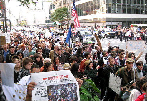 '월스트리트 점령' 시위대가 지난 15일 오후 "우리는 99%다" 등의 구호를 외치며 뉴욕 맨해튼 번화가인 타임스퀘어까지 행진했다. 