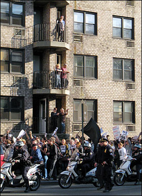 '월스트리트 점령' 시위대가 15일 타임스퀘어까지 행진을 하자, 아파트에 살고 있는 주민들이 베란다에 나와 손을 흔들고 박수를 치며 응원했다.