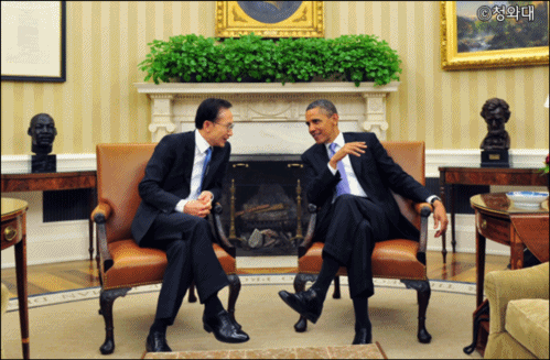  한-미 정상회담 한-미 정상회담 중인 이명박 대통령과 오바마  
