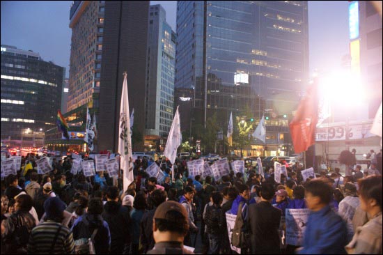 미국 뉴욕 월스트리트에서 시작된 ‘금융수탈 1%에 저항하는 99%’ 집회가 15일 서울 덕수궁 대한문에서 개최됐다. 이날 시위는 80여 개 나라 900여 도시에서 열렸다.