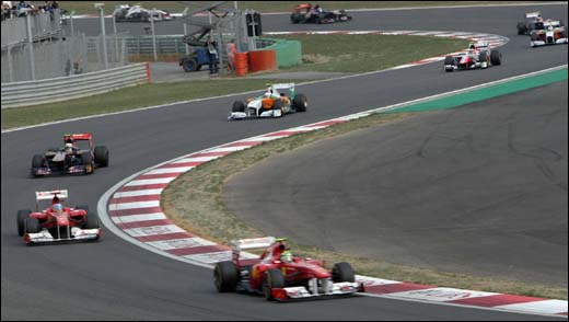 10월16일 오후 영암국제자동차경주장에서 열린 2011 F1 코리아 그랑프리 결승에서 머신들이 질주하고 있다.