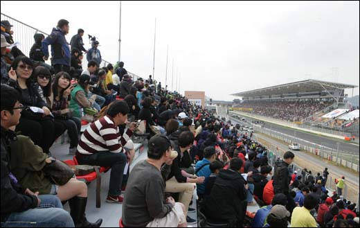 F1 코리아 그랑프리를 찾은 관람객들의 관람자세도 지난해보다 훨씬 차분하고 정연했다. 결승 레이스가 펼쳐진 16일 오후 결승 L스탠드 풍경이다.