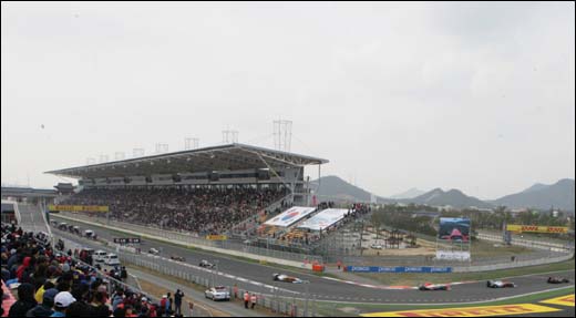 2011 F1 코리아 그랑프리 결승 레이스가 펼쳐지고 있는 16일 오후 메인 그랜드스탠드와 트랙 모습이다.