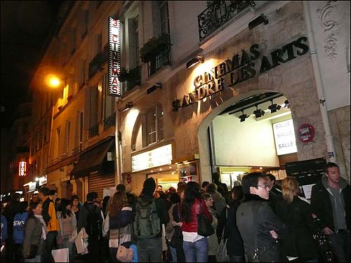  한불영화제가 열리고 있는 셍 앙드레 데 자르 영화관. 많은 관객이 줄을 서서 기다리고 있다.