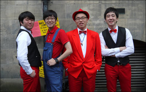 지난 8월 에딘버러 페스티벌에서 거리공연에 나선 요앤조이 팀원들. 왼쪽부터 이대열, 곽동건, 문현웅, 이동훈씨.