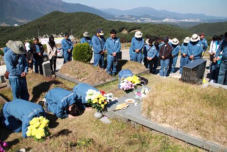 한진중공업 정투위 소속 해고조합원들이 김주익 열사 묘역에 절을 올리고 있습니다.