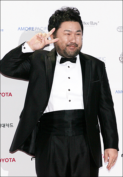  17일 저녁 서울 광화문 세종문화회관에서 열린 제48회 대종상영화제 레드카펫에서 배우 고창석이 브이자를 그리며 깜찍한 모습을 보여주고 있다.
