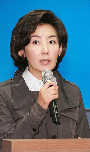 나경원 한나라당 서울시장 후보가 18일 오전 기자회견을 열어 박원순 야권통합 후보와의 끝장토론을 제안하고 있다.