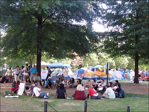수십 개의 텐트가 들어선 애틀랜타 시내 우드러프 파크. 열띠게 토론하는 모습이 평화롭다.
