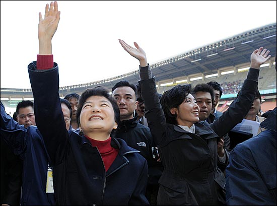박근혜 전 한나라당 대표와 나경원 서울시장 후보가 18일 오전 범외식인 10인 결의대회가 열리는 잠실종합운동장을 방문해 참석자들에게 손을 흔들며 인사하고 있다.