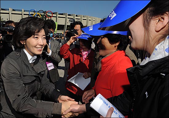 나경원 서울시장 후보가 18일 오전 범외식인 10만인 결의대회가 열리는 잠실종합운동장을 방문해 참가자들에게 지지를 호소하며 인사를 나누고 있다.