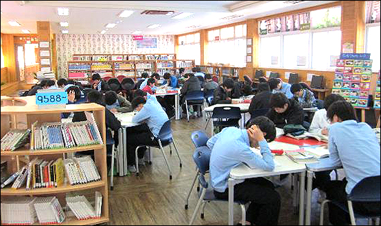 경남 사천중학교는 '청운글방'이라는 도서관을 운영하고 있는데, 다양한 독서교육 프로그램을 통해 좋은 반응을 얻고 있다.