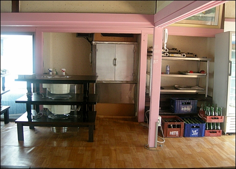 2층 객실 내부. 도코노마(미술품 등을 보관하는 공간)와 오시이레(벽장)가 있던 자리에 술 상자와 음식상을 쌓아놓았습니다.
