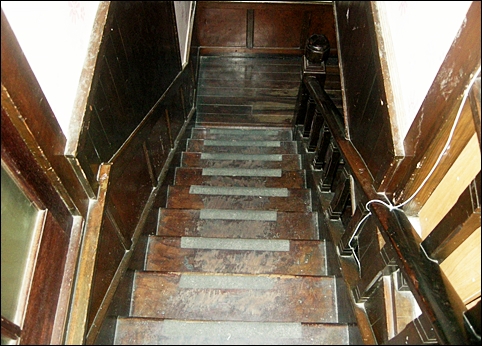 안채 복도에서 2층으로 오르는 계단. 옛날 목제가 원형대로 보존되고 있었습니다.
