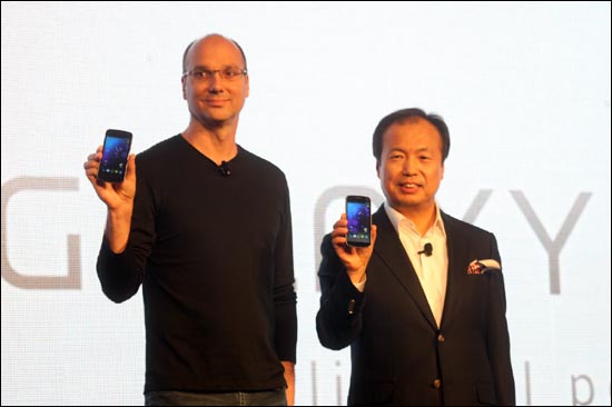 신종균 삼성전자 사장(오른쪽)과 앤디 루빈 구글 부사장이 19일 오전 10시(현지시간) 홍콩 컨벤션 센터에서 열린 삼성 구글 미디어 행사에서 스마트폰 '갤럭시 넥서스'를 공개했다.


