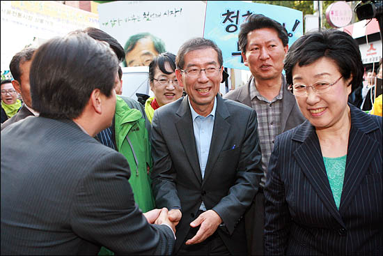 박원순 야권통합 서울시장 후보가 한명숙 전 총리와 함께 19일 서울 마포구 공덕시장을 찾아 시민들과 인사하고 있다.