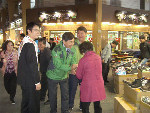  19일 오후 4시 40분 울산 남구 신정시장에서 울산시의원 보궐선거에 야권 단일 후보로 나선 민주노동당 임상우 후보(왼쪽) 지지를 주민에게 호소하고 있는 민주당 이종걸 의원