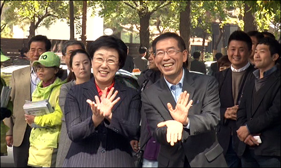  19일 오전 서울 여의도 유세에 나선 박원순 서울시장 야권단일후보와 한명숙 전 국무총리가 지지를 호소하며 활짝 웃고 있다.