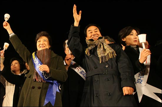 지난 2006년 1월 11일 수원시에서 열린 사학법 개정 반대 한나라당 장외 촛불집회에 참석한 박근혜 의원, 이재오 의원, 나경원 의원.