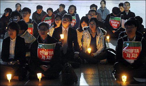19일 밤 서울 덕수궁 대한문 앞에서 민주사회를 위한 변호사모임 주최로 열린 ‘한·미 FTA 저지 촛불문화제’에 참석한 변호사와 시민들이 촛불을 들고 시위를 벌이고 있다.