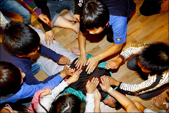 2011 나홀로 6학년들의 더불어 졸업여행에 참가한 전국의 6학년 어린이들이 19일 경기도 용인의 놀이공원내 숙소에서 게임을 하며 즐거운 시간을 보내고 있다
