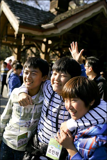 2011 나홀로 6학년들의 더불어 졸업여행에 참가한 어리이들이 19일 경기도 용인의 놀이공원에서 즐거운 한때를 보내고 있다