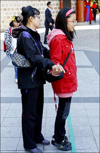2011 나홀로 6학년들의 더불어 졸업여행에 참가한 서진아(경북 봉하 물야 초등학교 개단분교장 6학년)과 어머니 지종주씨
