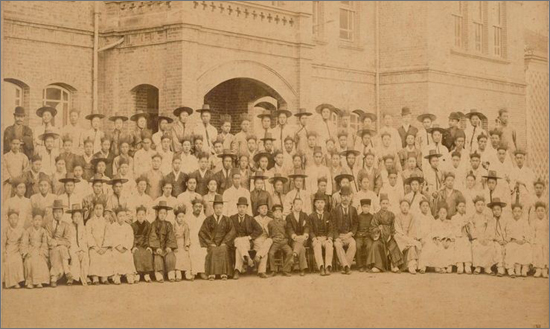 1895년 구한국 정부에서 일본에 파견한 제1회 관비유학생들. 이들 가운데 적잖은 친일파가 생겨났다