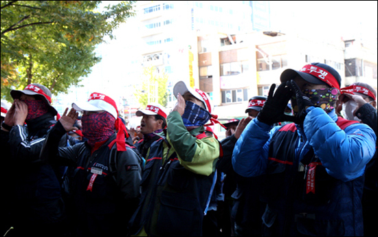  삼화고속 소속 버스기사들이 부평 삼화고속 본사 앞에서 총파업 투쟁 기자회견 후 항의집회를 열고 있다