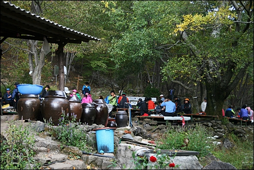 등산객들이 쉬어가는 보리밥집 풍경