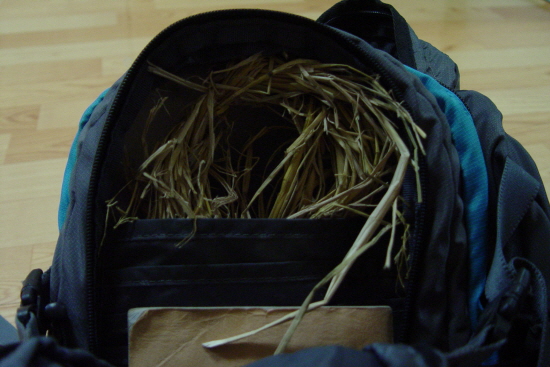 가방 앞쪽을 여니 지푸라기가 있습니다. 친구 서현이가 만들어준 모라자며 소중히 보관하고 있네요.
