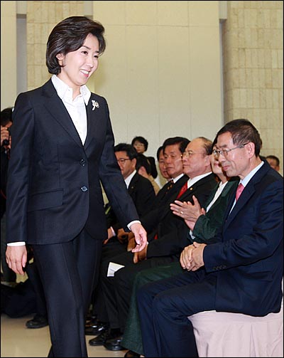 10.26 서울시장 보궐선거에 출마한 나경원 한나라당 후보가 21일 오전 서울 용산구 용산 전쟁기념관에서 열린 직능단체연합회 간담회에 참석해 인사말을 마친 뒤 박원순 야권단일 후보 앞을 지나가고 있다.