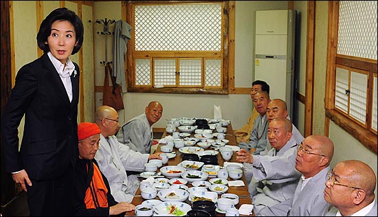 나경원 한나라당 서울시장 후보가 21일 오후 서울 종로구 한 식당에서 (사)한국불교종단협의회 스님들을 만나 간담회를 갖고 있다.