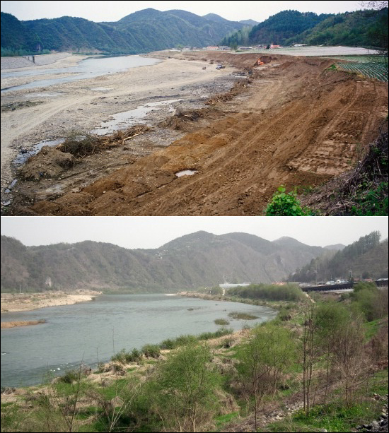  2000년 제방 건설 당시(위)와 2011년 제방이 무너지고 다시 살아난 강의 모습(아래). 좌측에 있던 제방은 홍수에 무너져 사라졌고, 우측 강변(아래)은 버드나무가 다시 자라 숲을 이루기 시작했다.