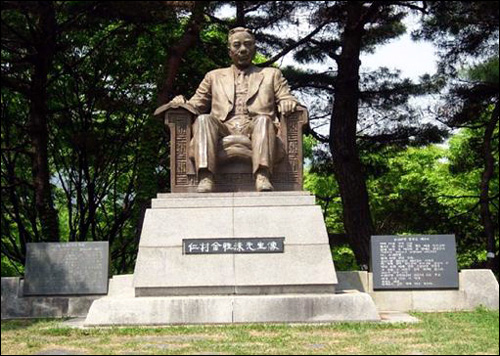 1991년 인촌 탄생100주년을 맞아 과천 서울대공원에 세운 인촌 김성수 동상

