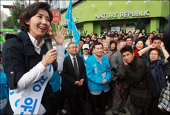 10.26 서울시장 보궐선거에 출마한 나경원 한나라당 후보가 21일 오후 서울 강서구 까치산시장을 찾아 시민들에게 10.26 서울시장 선거의 지지를 호소하고 있다.