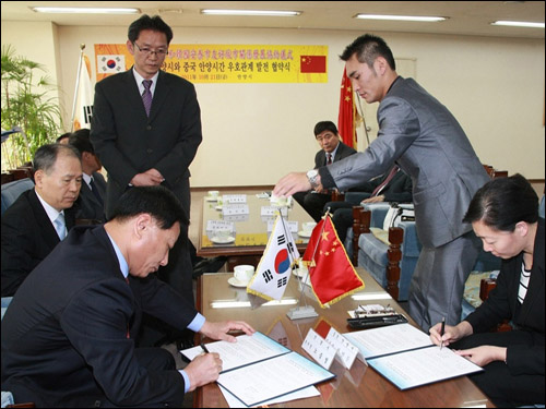노승철 안양시 부시장과 장만루 중국 安陽시 부시장(여)이 협약서에 서명하고 있다.