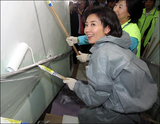 한나라당 나경원 서울시장 후보가 21일 오후 서울 양천구 신정동 신목노인요양센터를 방문해 페인트칠 봉사를 하고 있다.
