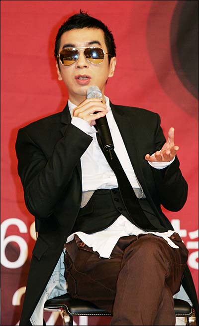  21일 오후 서울 목동 SBS에서 열린 SBS플러스 <컴백쇼 톱10> 제작발표회에서 터보의 김정남이 90년대의 댄스음악 및 가수들에 대한 이야기를 하고 있다.