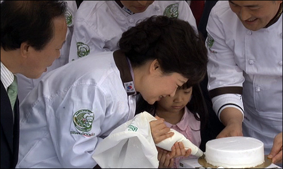 21일 오후 서울 관악구 한 제과점에서 열린 '취약계층을 위한 제과바자회'에 참석해 케이크를 만들고 있는 박근혜 전 한나라당 대표.
