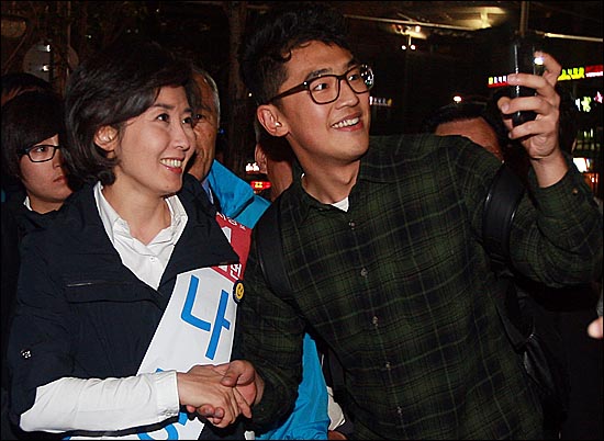 21일 저녁 서울 구로구 디큐브시티 앞에서 한 대학생이 나경원 한나라당 서울시장 후보에게 사진 촬영을 요청하자, 나 후보가 대학생과 함께 사진을 찍고 있다.
