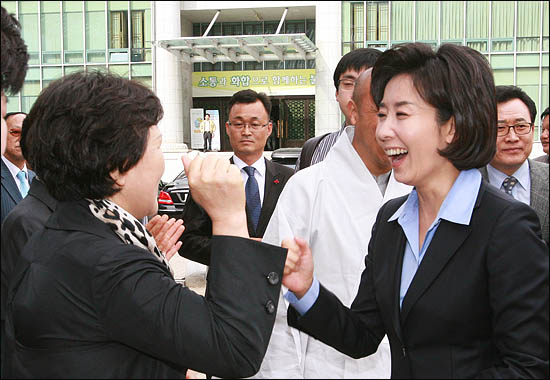 22일 조계사를 예방한 나경원 한나라당 서울시장 후보가 나 후보를 지지하는 신도를 만나 화이팅을 외치고 있다.