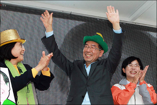 박원순 야권통합 서울시장 후보가 22일 성신여대 입구 로데오거리 유세에 앞서 지지자들에게 손을 흔들고 있다.